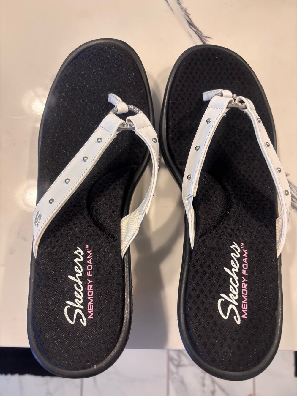 Skechers Women’s Black Footbed White-Strap Memory Foam Sandals Size 11 NEW